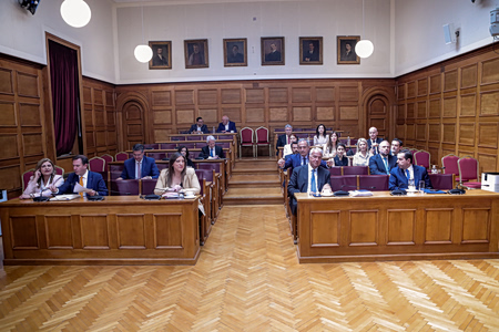 Ακροβασίες της ΝΔ για να μην έρθουν Ντίλιαν – Δημητριάδης – Αποχώρησε το ΠαΣοΚ