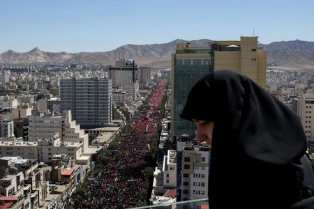 «Σκοτώστε τον Τραμπ»: Οργή και συνθήματα στην κηδεία του Χαμενεΐ εν μέσω βομβαρδισμών