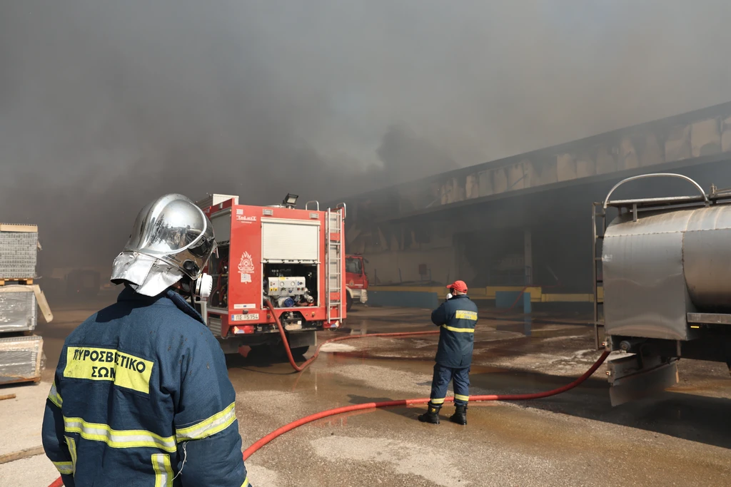 Φωτιά στον Ασπρόπυργο: Δεκάδες τραυματίες, συναγερμός για δεξαμενή προπανίου