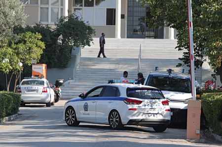 Εβαλε τη φωτιά στο Σισμανόγλειο πιθανόν με τσιγάρο και έφυγε: Προσήχθη από τη ΔΙ.ΑΣ ο 72χρονος