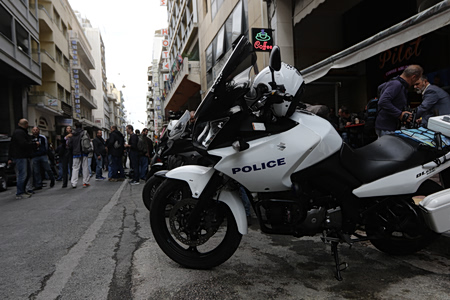 Ποινές φυλάκισης στους δύο αστυνομικούς για τον βιασμό 19χρονης στο ΑΤ Ομόνοιας
