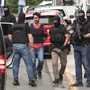 Marfin: Στην Ευελπίδων οι δύο συλληφθέντες για το έγκλημα του 2010 – Ξεσπά το πρόσωπο «σύμβολο»