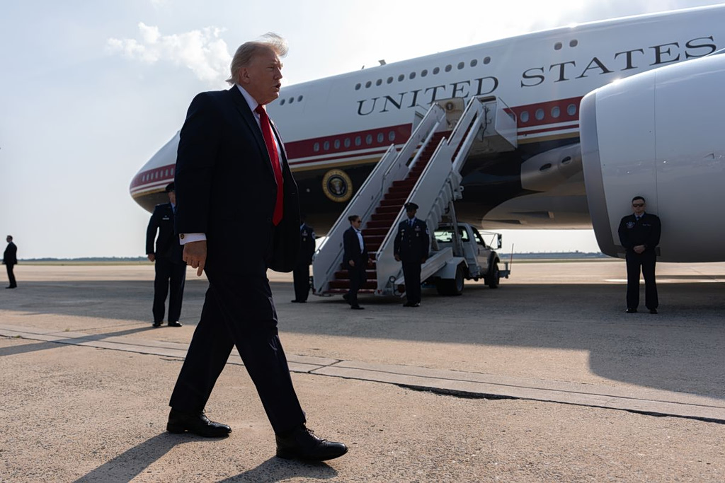 Τραμπ: Κενά ασφαλείας στο νέο Air Force One