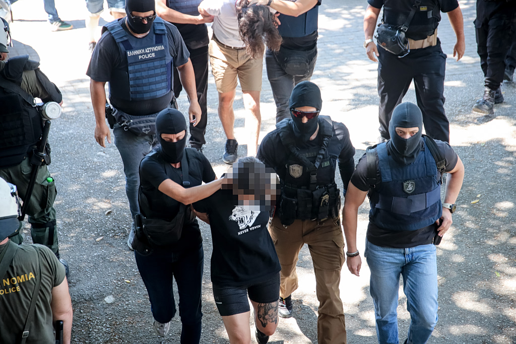 Θεσσαλονίκη: Δίωξη για τρομοκρατία και ανθρωποκτονία στους τρεις συλληφθέντες για τη φονική εμπρηστική επίθεση