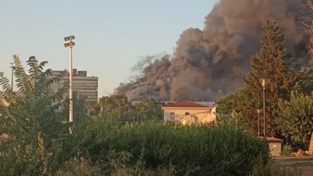 Μεγάλη φωτιά στο θέατρο Μπάντμιντον στο Πάρκο Γουδή – Ήχησε 112