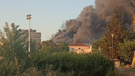 Μεγάλη φωτιά στο θέατρο Μπάντιμιντον στο Πάρκο Γουδή – Ήχησε 112