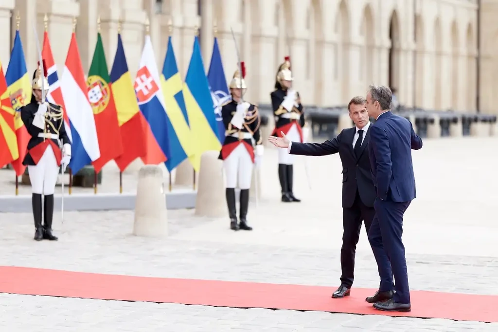 Παρίσι: Στήριξη στην Ουκρανία και ευρωπαϊκή ασφάλεια στο επίκεντρο της Συνόδου των Προθύμων – Σύντομη συνάντηση Μητσοτάκη – Μακρόν