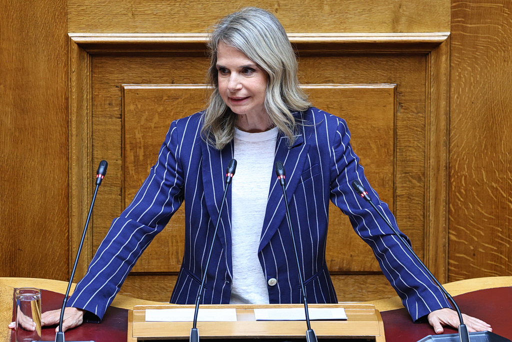 Επιστολή της Μ. Αποστολάκη προς τον Γ. Στουρνάρα για τα «χρυσά» ασφάλιστρα υγείας