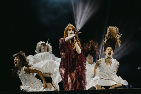 Συναυλία Florence + The Machine: Η Florence έγινε μαινάδα στο ΟΑΚΑ