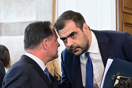 Το «άδειασμα» του «μαρτυριάρη» Άδωνη