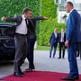 Μακρόν-Μερτς: Ο μακρύς αποχαιρετισμός στη σκιά της Λεπέν – Το μυστικό δείπνο, το στοίχημα
