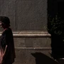 Το δράμα άστεγης στην Ομόνοια – Δεν τη δέχονται σε δομή με τους σκύλους της