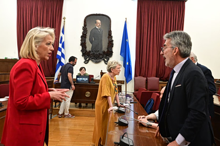 Ο τελευταίος αγώνας επιβίωσης του ΣΥΡΙΖΑ: Πώς προσπαθεί να αποφύγει την ολική διάλυση