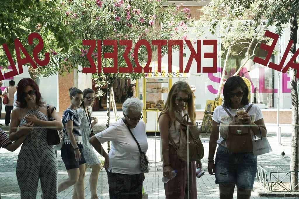 Θερινές εκπτώσεις: Ανοικτά καταστήματα την Κυριακή με απεργία υπαλλήλων