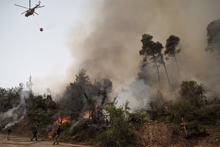 Φωτιά στα Σελίνια Σαλαμίνας: Ενάερια μέσα και 112