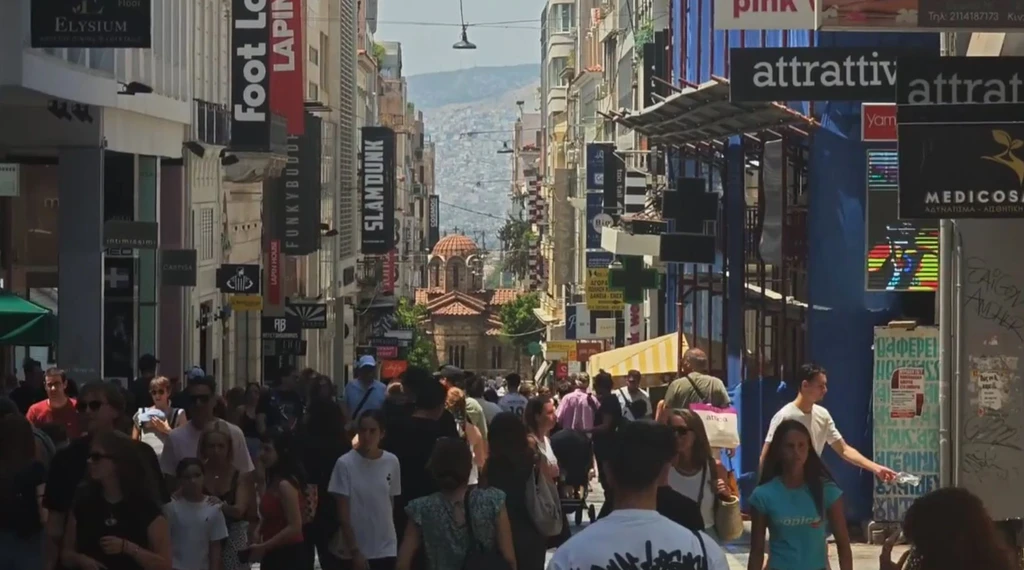 Κυριακή με ανοιχτά καταστήματα – Πολύ αυξημένη η κίνηση σε Ερμού – Αιόλου παρά τον καύσωνα