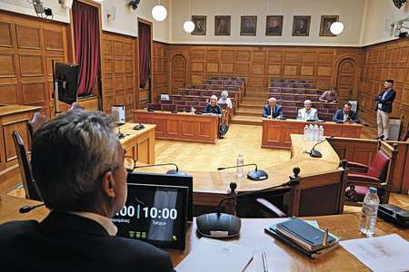 Τους διέγραψε όλους