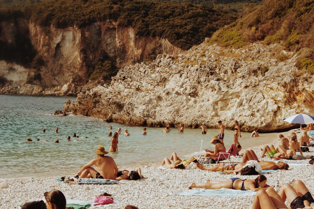 Σκλάβοι των αναρτήσεων και στις διακοπές - Τι κρύβεται πίσω από τα ασταμάτητα stories;