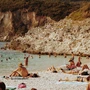 Σκλάβοι των αναρτήσεων και στις διακοπές – Τι κρύβεται πίσω από τα ασταμάτητα stories;