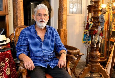 Τάσος Μαντζαβίνος: «Η ζωγραφική με βοήθησε να επιβιώσω. Αλλιώς δεν ξέρω πού θα είχα καταλήξει»