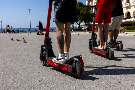 Ηλεκτρικά πατίνια: Σαρωτικοί έλεγχοι και βαριά πρόστιμα για τους παραβάτες – «Υπολογίζονται ως κανονικοί οδηγοί»