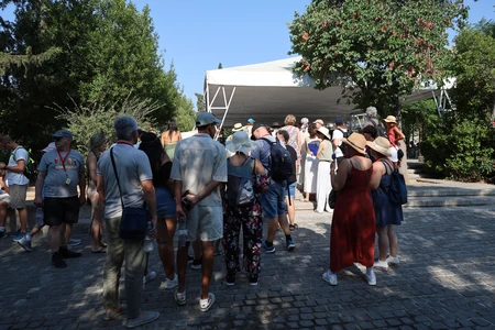 Ακρόπολη: «Πήγε να σφάξει τη γυναίκα, ήταν κάτω με αίματα» – Μαρτυρία για την επίθεση