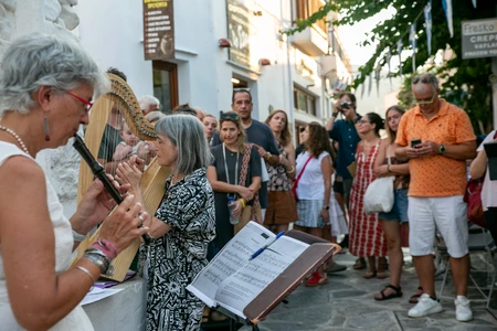 Musifanto: Μουσικός περίπατος με τσέλο στα χωράφια της Σίφνου
