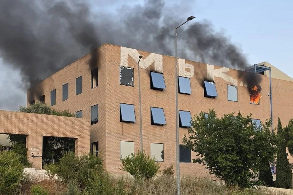 Φωτιά σε εγκαταλελειμμένο κτίριο κοντά στο Ολυμπιακό Χωρίο