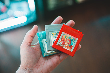 Πώς οι παλιές κασέτες Pokémon έγιναν το νέο «χρηματιστήριο» των ρετρό gamers