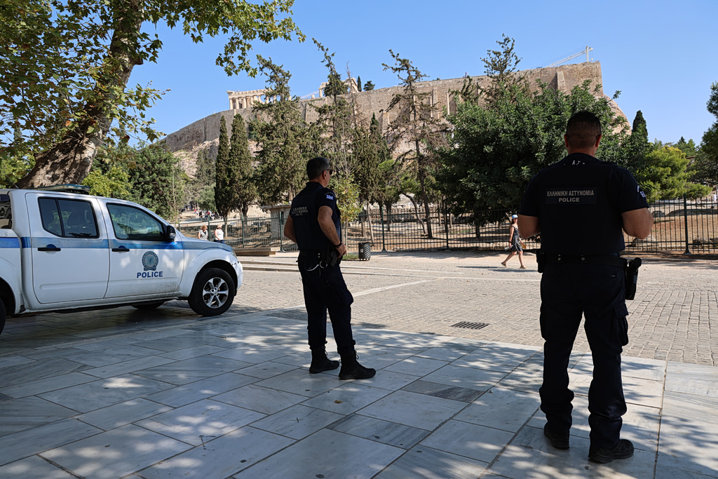 Επίθεση στην Ακρόπολη: Προσωρινά κρατούμενος ο δράστης
