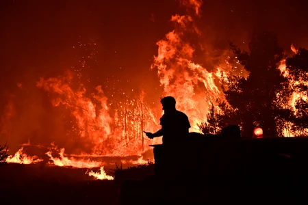 Φωτιά στην Πάρνηθα – Καίει παρά την ισχυρή βροχή