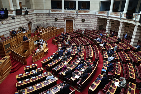 Συνταγματική αναθεώρηση: Σύγκρουση πολιτική αρχηγών στη Βουλή – Τι ειπώθηκε χθες