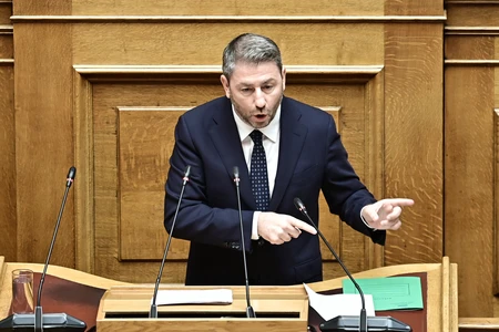 Κόντρα Μητσοτάκη – Ανδρουλάκη στη Βουλή για εκτροπή, αφεντικά και «χρυσά» σπιτάκια
