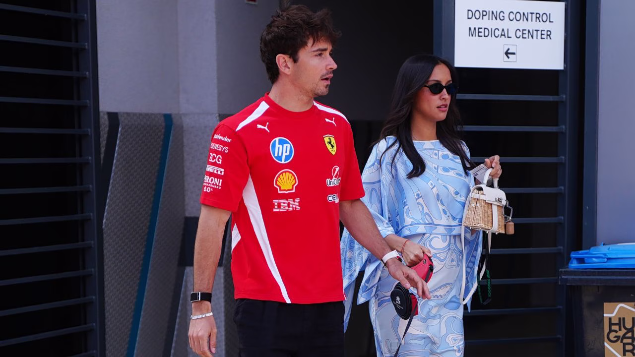 Ο Charles Leclerc και η Alexandra Leclerc περιμένουν το πρώτο τους παιδί – Η εμφάνιση που επιβεβαίωσε τα ευχάριστα νέα