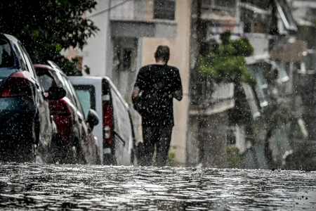Καταιγίδες, κεραυνοί και πτώσεις δέντρων στην Αττική – Χαλάζι σε Φθιώτιδα, Γρεβενά και Λαμία