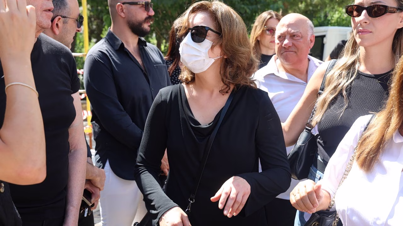 Ράγισαν καρδιές στην κηδεία της Μαίρης Λίντα – Η συγκλονιστική παρουσία της κόρης της και το ύστατο «αντίο»