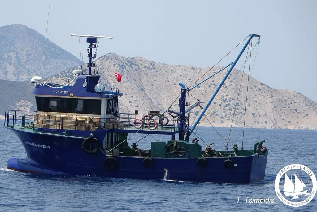 Καταγγελία από το «Αρχιπέλαγος» – Τέσσερις τουρκικές μηχανότρατες ψαρεύουν στα ελληνικά ύδατα