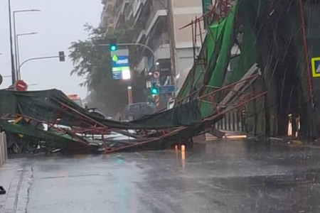 Κακοκαιρία: Κατέρρευσε σκαλωσιά στον Πειραιά – Διακόπηκε η κυκλοροφία του Τραμ