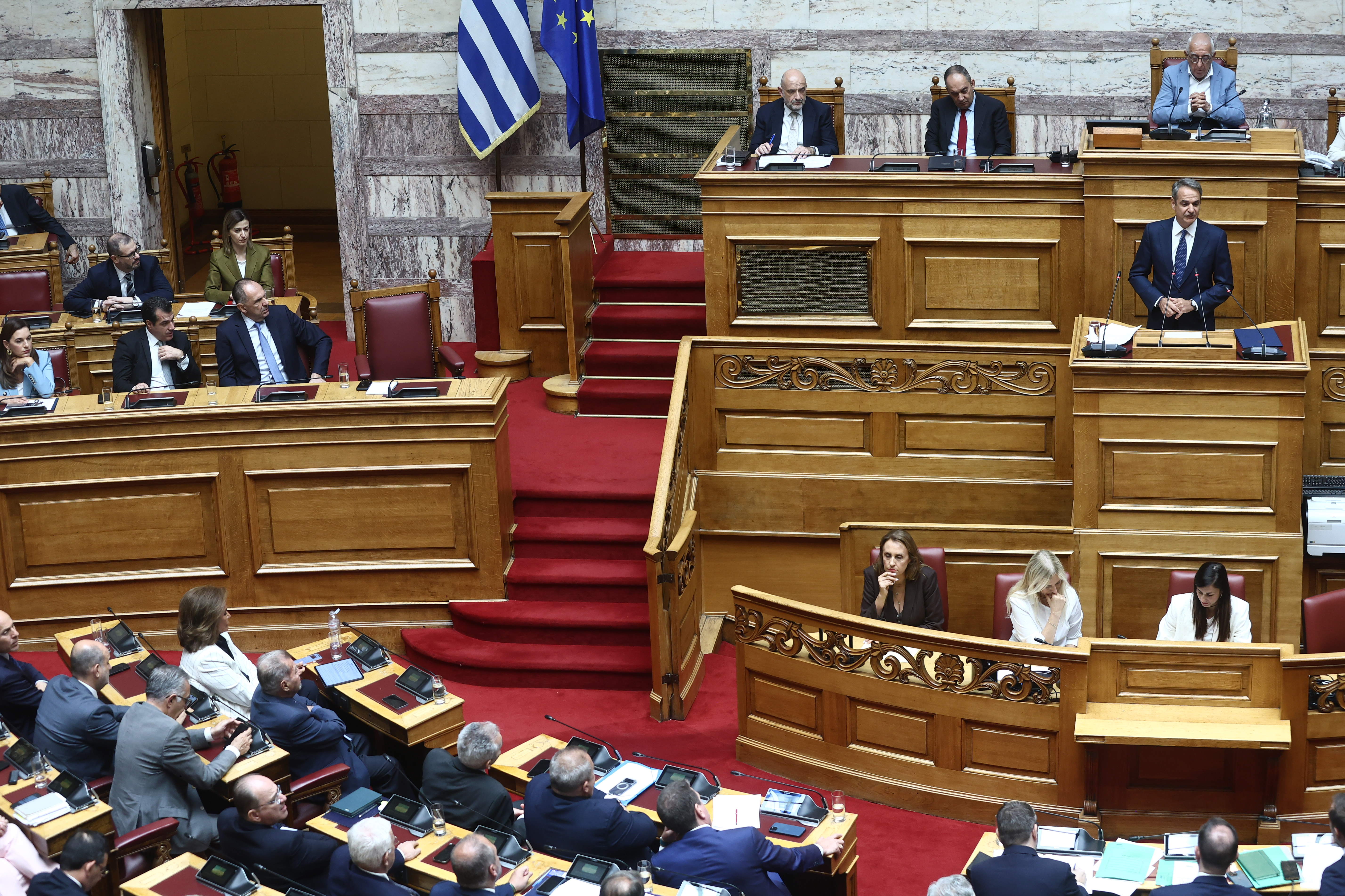 Μετωπική στη Βουλή για το Σύνταγμα – Live ενημέρωση
