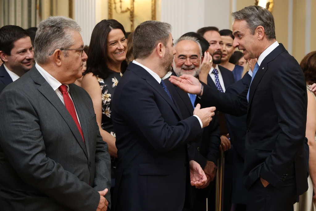 Παρασκήνιο στο Προεδρικό: Τα καρφιά Τασούλα, οι εκλογές τον Μάιο, οι απουσίες-μήνυμα