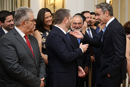 Παρασκήνιο στο Προεδρικό: Τα καρφιά Τασούλα, οι εκλογές τον Μάιο, οι απουσίες-μήνυμα