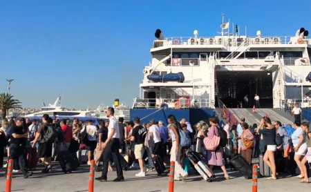 Κορυφώνεται η έξοδος των αδειούχων – «Απόδραση» άνω των 110.000 επιβατών το τριήμερο