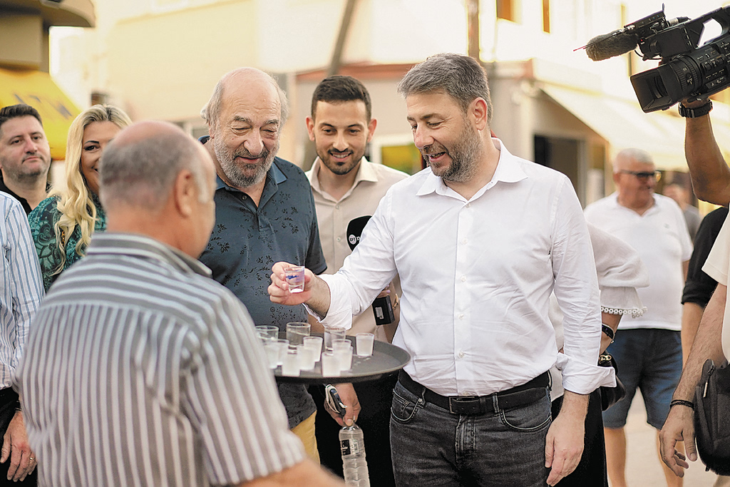 Πώς απαντά το ΠαΣοΚ στην πίεση των δημοσκοπήσεων