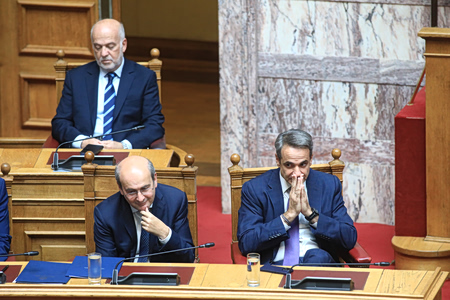 Ακρίβεια: Προεκλογικό «πυροσβεστικό» πακέτο για καύσιμα και σούπερ μάρκετ – Τι μέτρα εξετάζονται