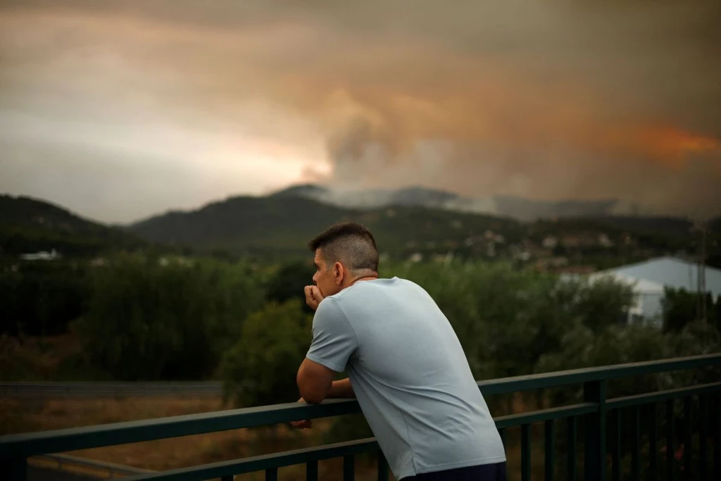 Φωτιές Γαλλία: Το ζευγάρι που κοιτάζει τον κόσμο να καίγεται – Η viral φωτογραφία