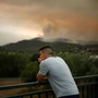 Φωτιές Γαλλία: Το ζευγάρι που κοιτάζει τον κόσμο να καίγεται – Η viral φωτογραφία