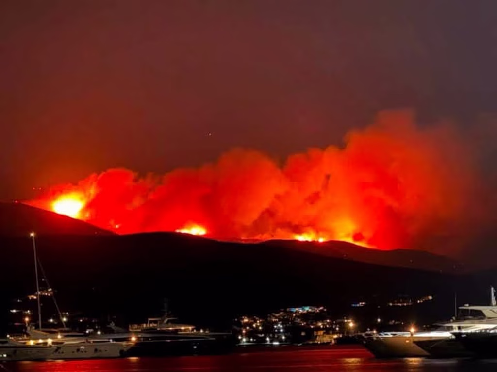 Φωτιά στην Πάρο: Ολονύχτια μάχη με τις αναζωπυρώσεις – Ισχυροί άνεμοι δυσχεραίνουν την κατάσβεση