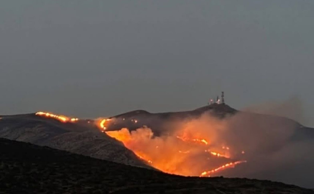 Φωτιά στην Πάρο: Ολονύχτια μάχη με τις αναζωπυρώσεις – Ισχυροί άνεμοι δυσχεραίνουν την κατάσβεση