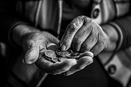 Τα συνεχή οικονομικά προβλήματα γερνούν πρόωρα τον εγκέφαλο