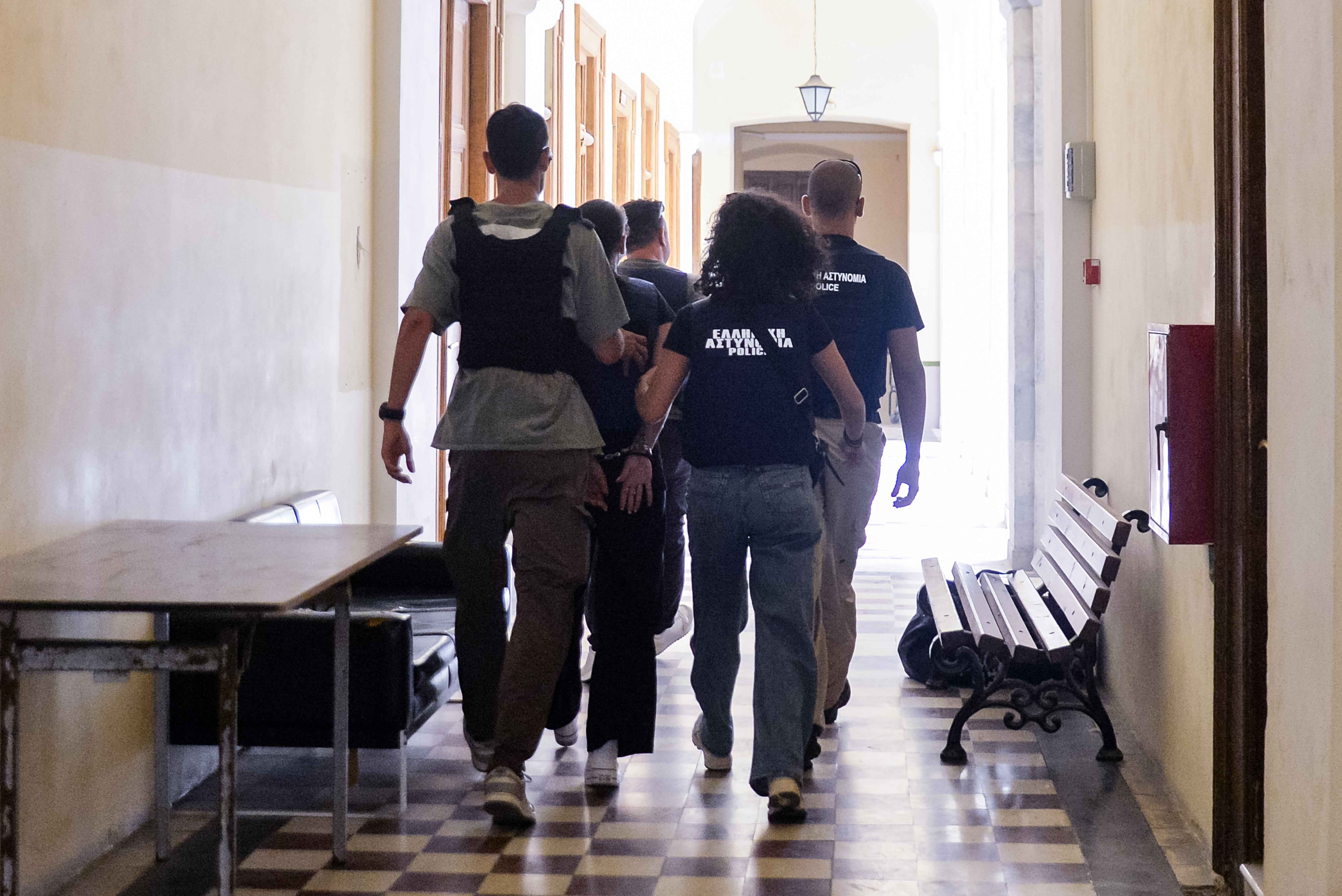 5 το πρωί: Νέα ερωτήματα στη Σύρο – Τόνοι ακατάλληλου κρέατος στην Αττική – Αμετανόητος ο Κυριαζίδης
